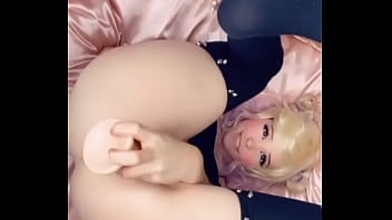 Rubia guapa acariciando el culo y el coño