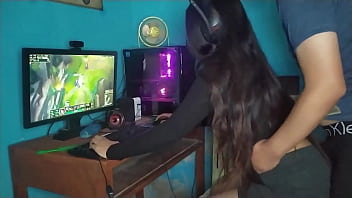 Tías buenas jugando videojuego y follando